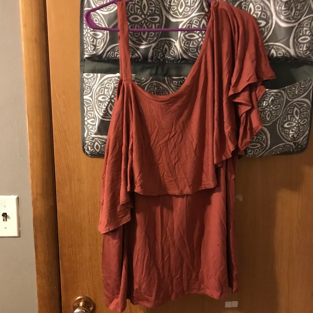 Jennifer Lopez cold shoulder top